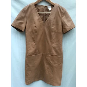 Skinn läder ljusbrun klänning st.34 - Skinn läder klänning i fint camel/ljusbrun färg. st.34. Finaste skick, ingen defekt eller fläck. Längd:83cm - Midja: 80cm . Material: läder på framsidan och ärmar, baksida i bomull tyg.