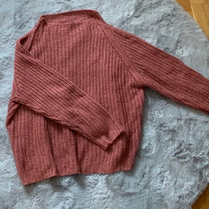 Stickad tröja - Super mjuk stickad tröja i storlek XL. Inget ”stickande” material!   Köpare står för frakt :)