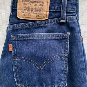 Vintage orange tab levis jeans i 882, storlek 26/30. Köpta här på plick, älskar verkligen dom men dom är tyvärr för små på mig mellan benen :( I med att dom är vintage så är dom lite mindre i storleken, passar nog någon som har storlek 24/25. Säljer dom för 250 kr eller högsta bud! Kan mötas upp eller så står köparen för frakten.