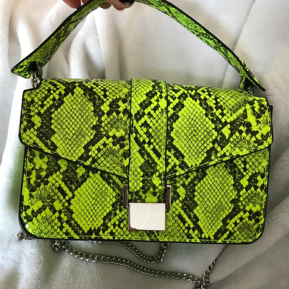 Neongrön väska från Zara