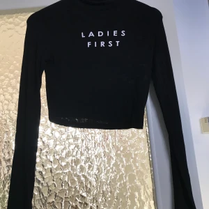 Croptop - Croptop från Forever 21, aldrig använd✨ text ”Ladies First” på framsidan🤟🏽