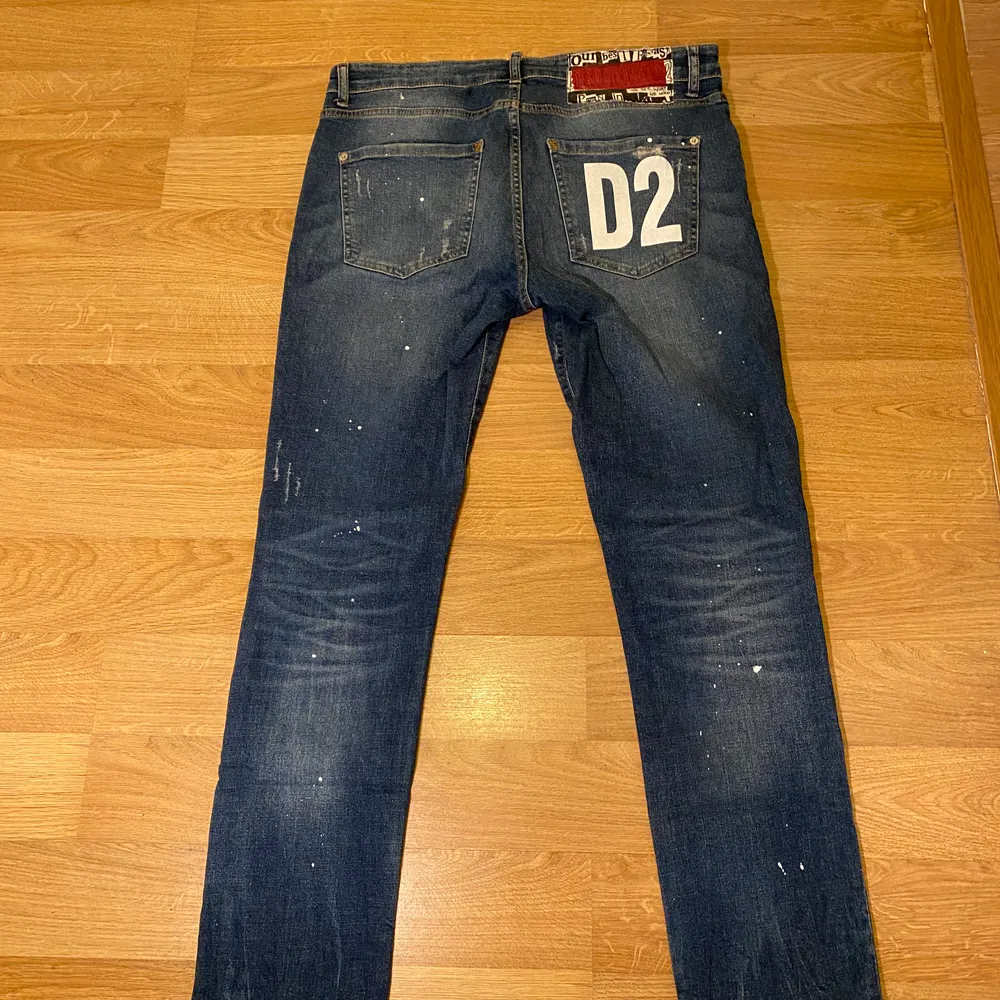 Säljer nu ett par skit snygga DSQUARED jeans då jag köpt nya och känner att jag inte kommer använda dem här mer. Dock har jag använt dom här fåtal gånger skick 9/10 aldrig blivit smutsiga eller tvättade nypriset på dem var 2500kr. Jeans & Byxor.