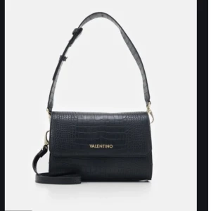 Valentino väska - SÖKER!!! Om du har en sådan och du vill sälja så köper jag jättegärna!!!