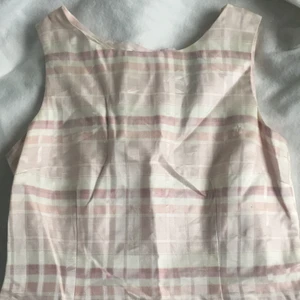 Vintage rosa klänning - Rosa och rutig klänning 🦄 Att den är skrynklig går att rätta till. 🥲 Klänningen är unik! 🦄