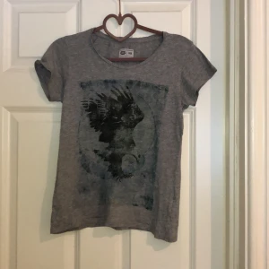 T-shirt  - Grå T-shirt med tryck