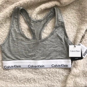 Calvin Klein! Top. Köpte i USA 😍 äkta 100% helt ny!!!  - Helt ny, köpte i USA i URBAN OUTFITTERS. 200 kr eller högsta bud 💕