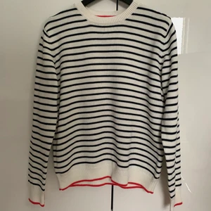 Randig sommarfin tröja från Lindex  - Super fin svart/vit randig tröja från Lindex. Super fin att ha nu mot våren och sommaren, den har 3 svart knapar på vänster Axel som design, säljer för att jag har endast använt den 2 gånger😬 frakten ingår inte i priset 