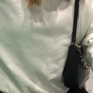 Trendig väska - Superfin o trendig väska från pull and bear. Den är i superfint skick med en kedja i silver. Nypriset är 259kr på pull&bear men den säljs för 150kr inkl frakt! 