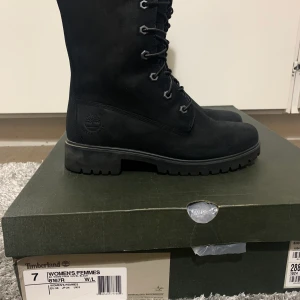 Svarta Timberlands höga kängor  - Använd endast en vinter ett fåtal gånger och den är i väldigt bra skick då den har tagits väl hand om. Skorna är i storlek 38 och finns att hämta i Huddinge, Stockholm. Skorna köptes i Nilson Shoes för 1999 kr. 