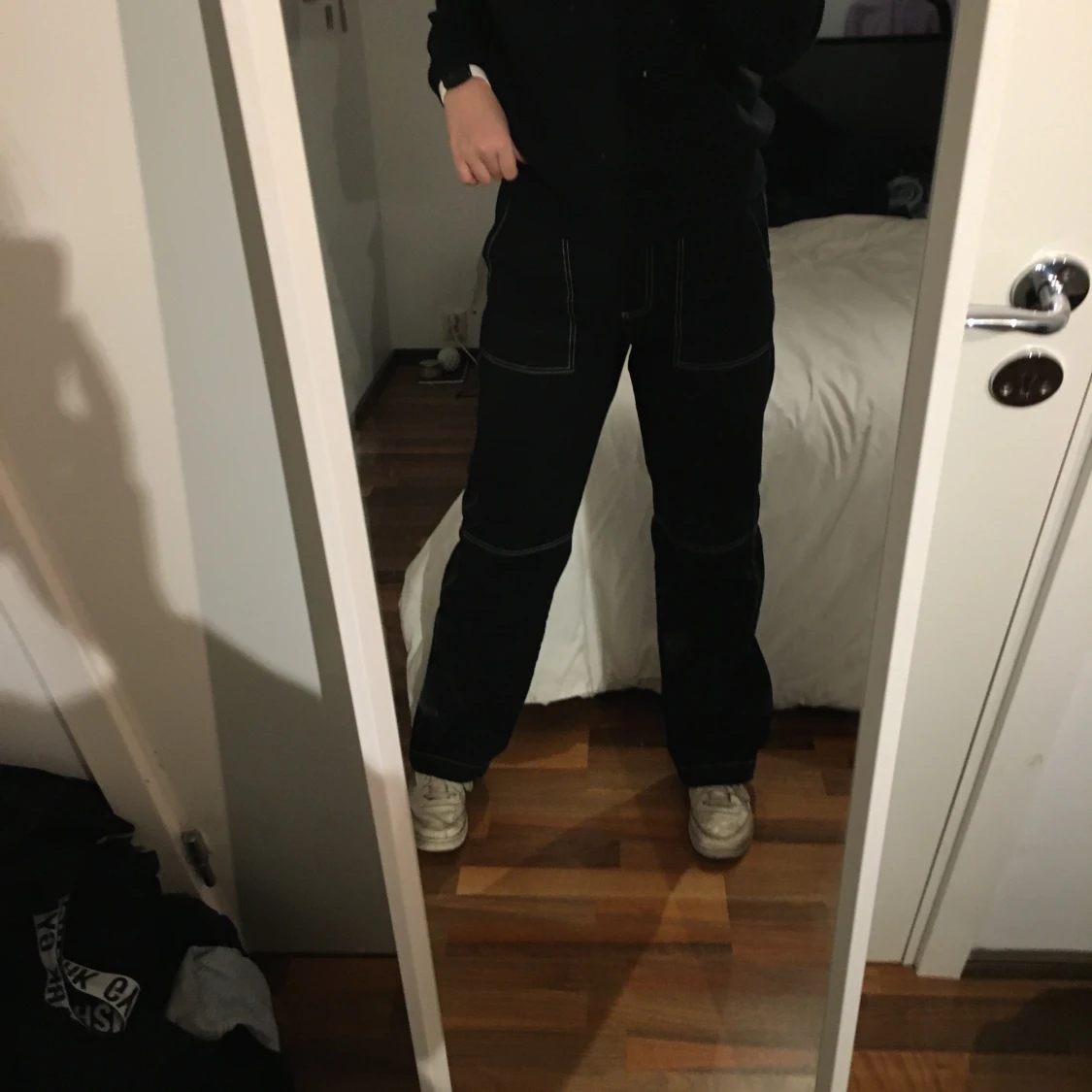 Svarta byxor med vit söm - 90