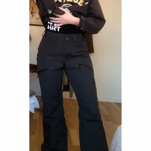 Granit grå Haglöfs byxor storlek S - Skalbyxor från Haglöfs perfekta till alla slags vinteraktiviteter. Vind, vattentäta. I princip oanvända då jag haft dom på två vinterpromenader bara tills jag kände att dom tyvärr var för stora för mig.. Ordinarie pris 3495kr