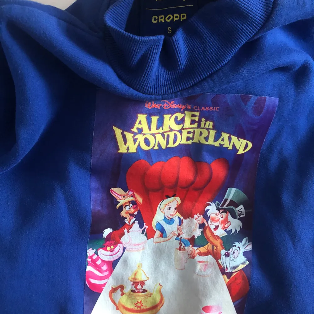 Original Disney sweatshirt från cropp med Alice in Wonderland tryck! :) Storlek S, Frakt ingår i priset . Hoodies.