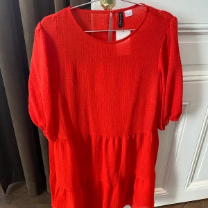 Klänning - Fin röd färg, passar s-m
