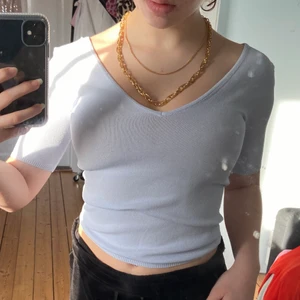 Blå tröja - fin blå tröja från bik bok! Man kan även köpa halsbanden i en annan annons jag har uppe 💓 eller så köper man båda halsbanden och tröjan för 90kr (: frakten är gratis!