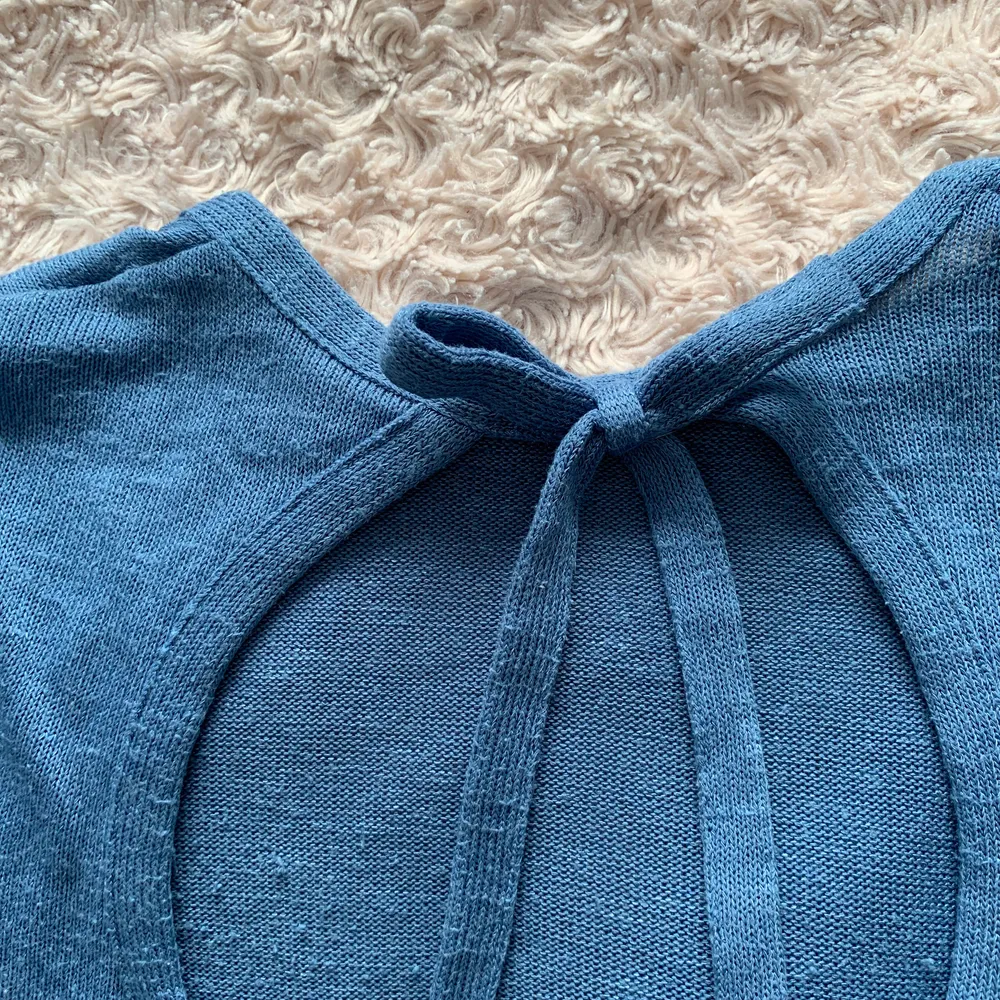 Säljer denna superfina blåa tröja med öppen rygg. Från H&M och säljes pga att den inte längre kommer till användning. Tröjan är använd men i fint skick! 🥰. Tröjor & Koftor.