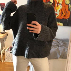 Går stickad  - Gå stickad tröja från h&m💗💕💖 jättevarm och gosig, går att vika kragen. storlek S men lite oversized