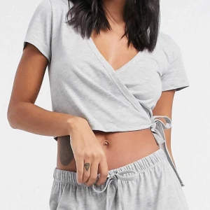 ASOS grå topp - Aldrig använd ASOS grå topp med knytning på framsidan