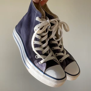 Jeans blå converse - Jeansblåa converse i toppenskick. Loggan är felfri. Storlek 38. BUDA i kommentarerna 🌈 💙                        Ledande bud: 420kr (exklusive frakt) | Avslutas IDAG 20:00 