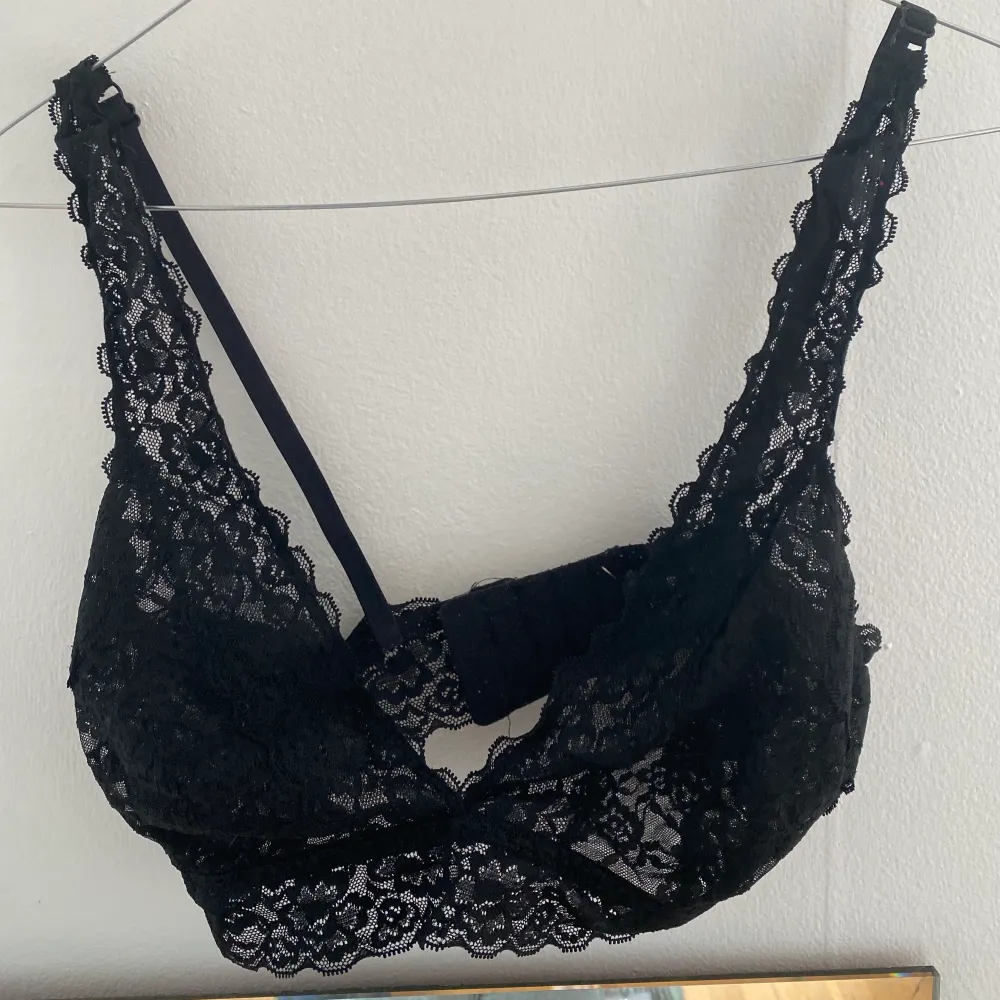 Denna bralette är perfekt nu inför alla hjärtans dag, eller att ha under någon stickad tröja, kanske under en mesh topp också! Den är för stor för mig så det är därför jag säljer den :) I väldigt bra skick. Frakt ingår ej . Övrigt.