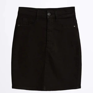 Svart kjol - Säljer denna svarta Denim kjol ifrån Ginatricot. Storlek L. Köparen står för frakt 💞