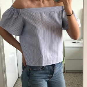 Randig off shoulder top  - Vit/blå randig Off-shoulder top från the Editors Market. Strl M men skulle nog säga egentligt S. Faktiskt jätte bekväm för att var off-shoulder. Säljer för 100 kr elr hösta bud:)
