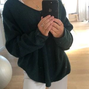 Stickad tröja  - Jätte fin och skön stickad v- ringad tröja i storlek S. Säljs på grund av att den tyvärr aldrig kommer till användning. Köparen står för frakten!!