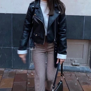 Skinnjacka - En snygg stilren skinnjacka som i princip är helt oanvänd 🧡 den är i stl S från märket Stradivarius, perfekt nu till våren!!