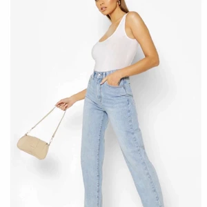 Jeans med slits - Säljer dessa snygga jeans från Bohoo. Bara använda en gång. Tjejen på bilden är 174💕