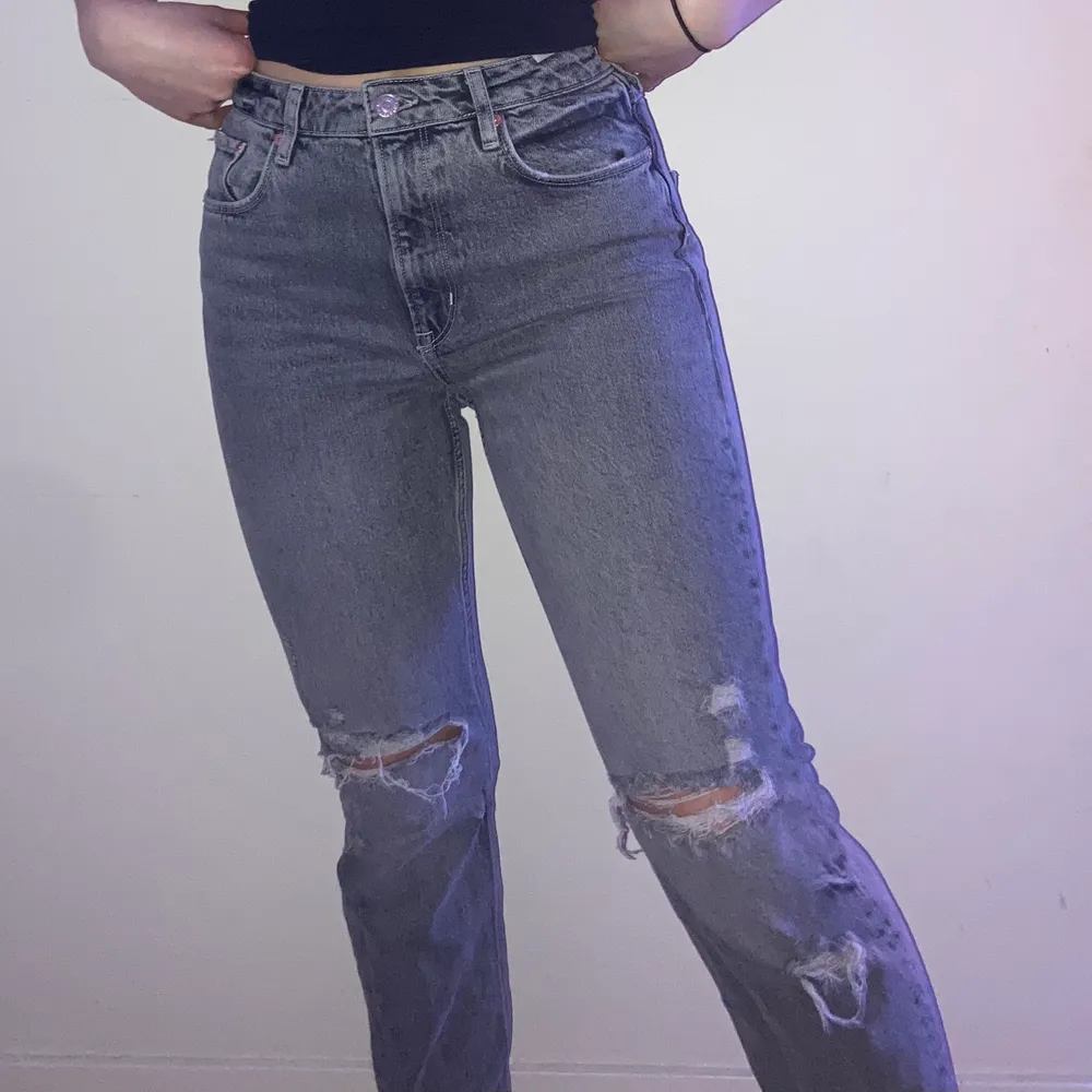 Säljer mina gråa boyfriend jeans då dem inte kommer till användning, storlek 40 men passar mindre storlekar bereoende på vilken passform man vill ha💗. Jeans & Byxor.