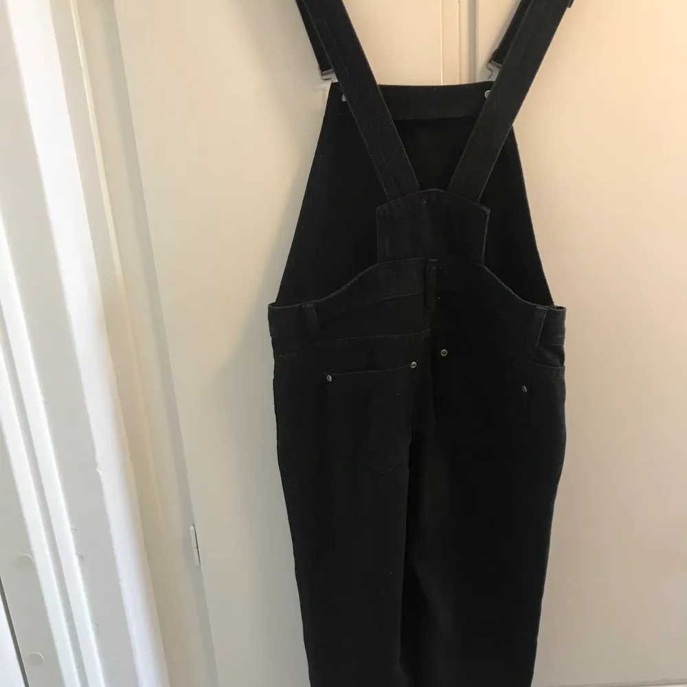 Very nice dungaree but sadly too small for me. Happy to pass it on ☺️. Jeans & Byxor.