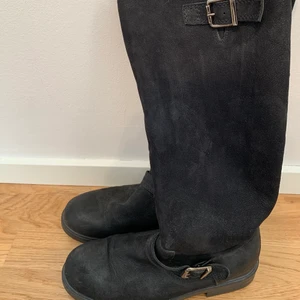 Boots från tamaris  - Boots från tamaris. I fint skick inte så mycket använda. Storlek 39. Nypris 1000kr