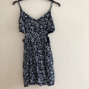 klänning - blå blommig klänning 