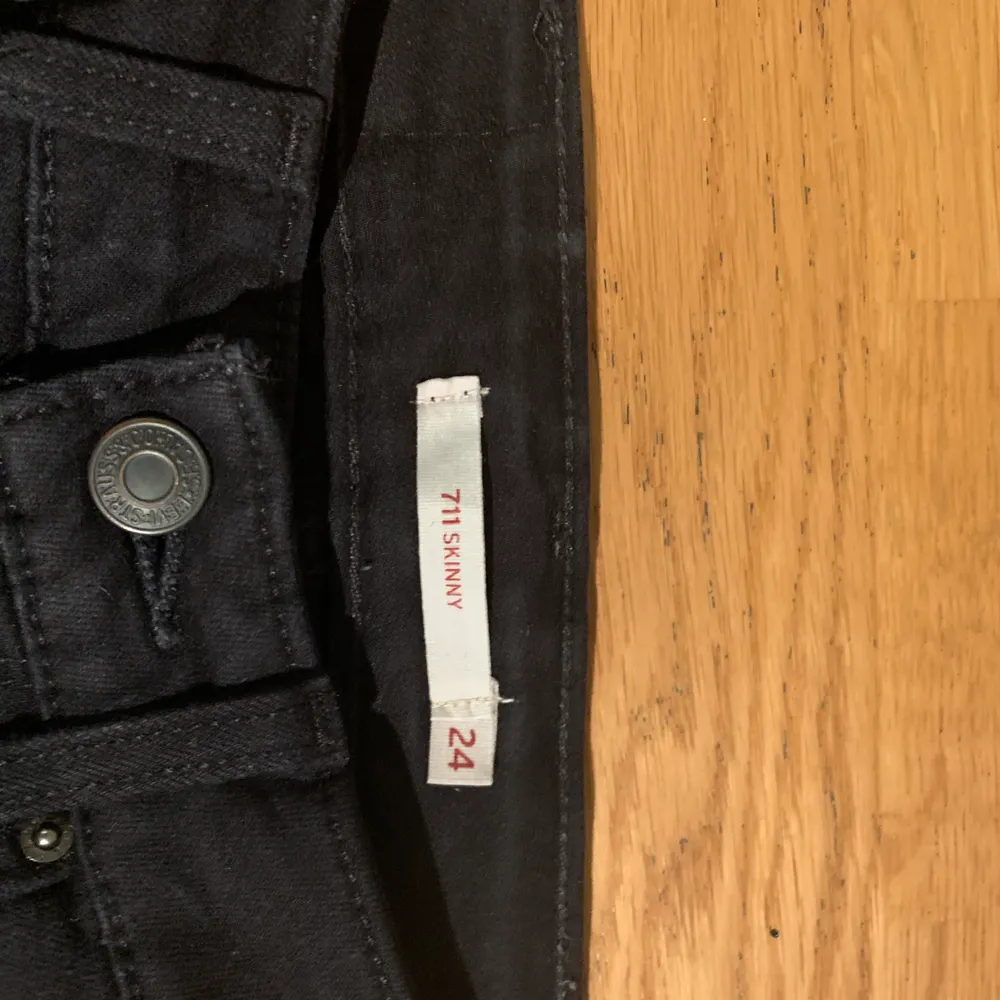 Tajta svarta Levis jeans i bra skick! Liten storlek:). Jeans & Byxor.