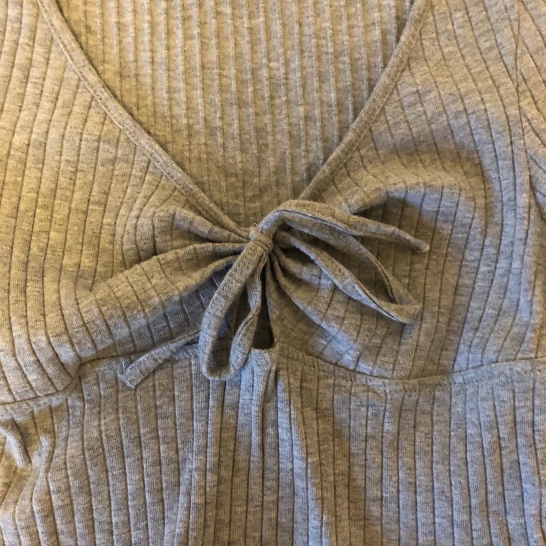 Grå tröja med knytning  - 90