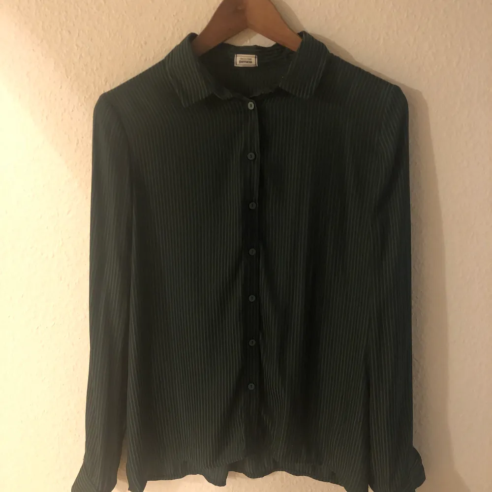 Randig mörkgrön skjorta från Primkie. Använd 1-2 gånger, är i nyskick. Storlek S. Priset går att diskutera! Köparen står för frakt!. Skjortor.