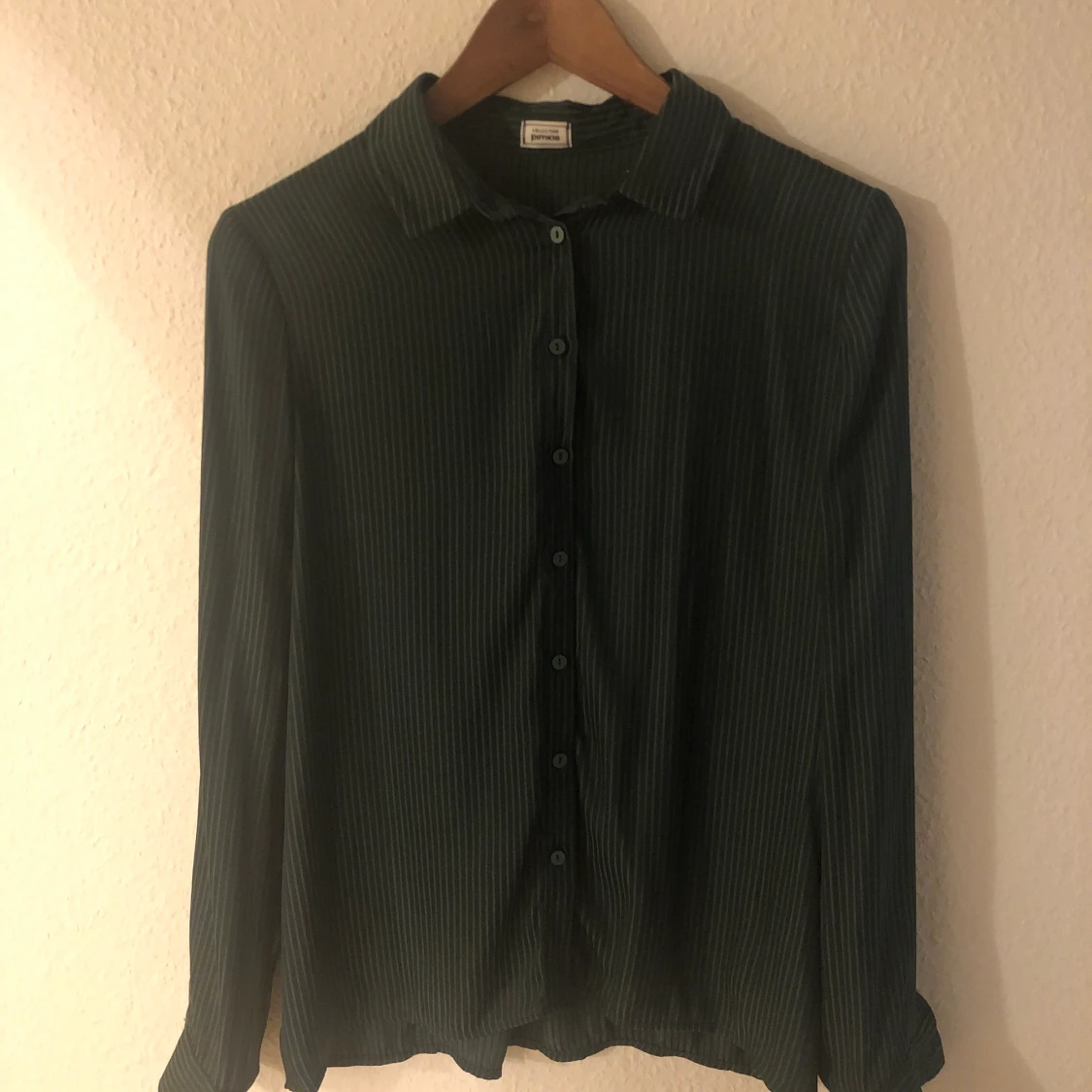 Randig mörkgrön skjorta