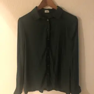 Randig mörkgrön skjorta från Primkie. Använd 1-2 gånger, är i nyskick. Storlek S. Priset går att diskutera! Köparen står för frakt!