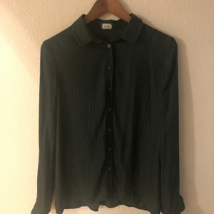 Randig mörkgrön skjorta - Randig mörkgrön skjorta från Primkie. Använd 1-2 gånger, är i nyskick. Storlek S. Priset går att diskutera! Köparen står för frakt!