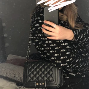 Supersnygg väska - Supersnygg väska från Gina som man både kan ha som Cross over väska eller axelväska. 60kr eller BUD💕 köparen står för frakten💗