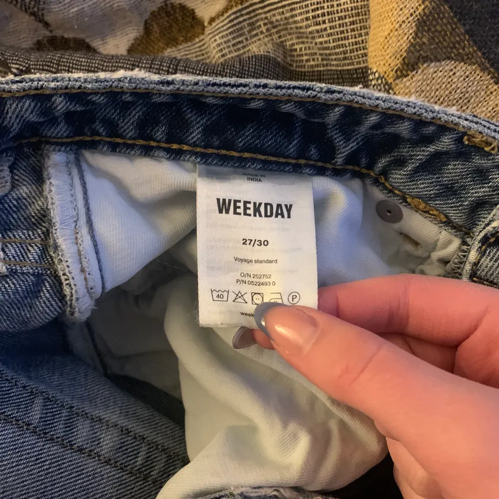 Mörkblåa jeans från Weekday i modellen voyage. Jeans & Byxor.
