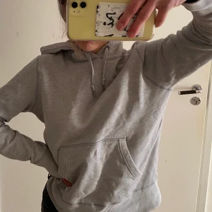 Grå hoodie- converse - Grå hoodie från converse -bra skick!  Står M men skulle säga att den är åt det mindre hållet. Skriv för fler bilder eller frågor. Köpare står frakt 