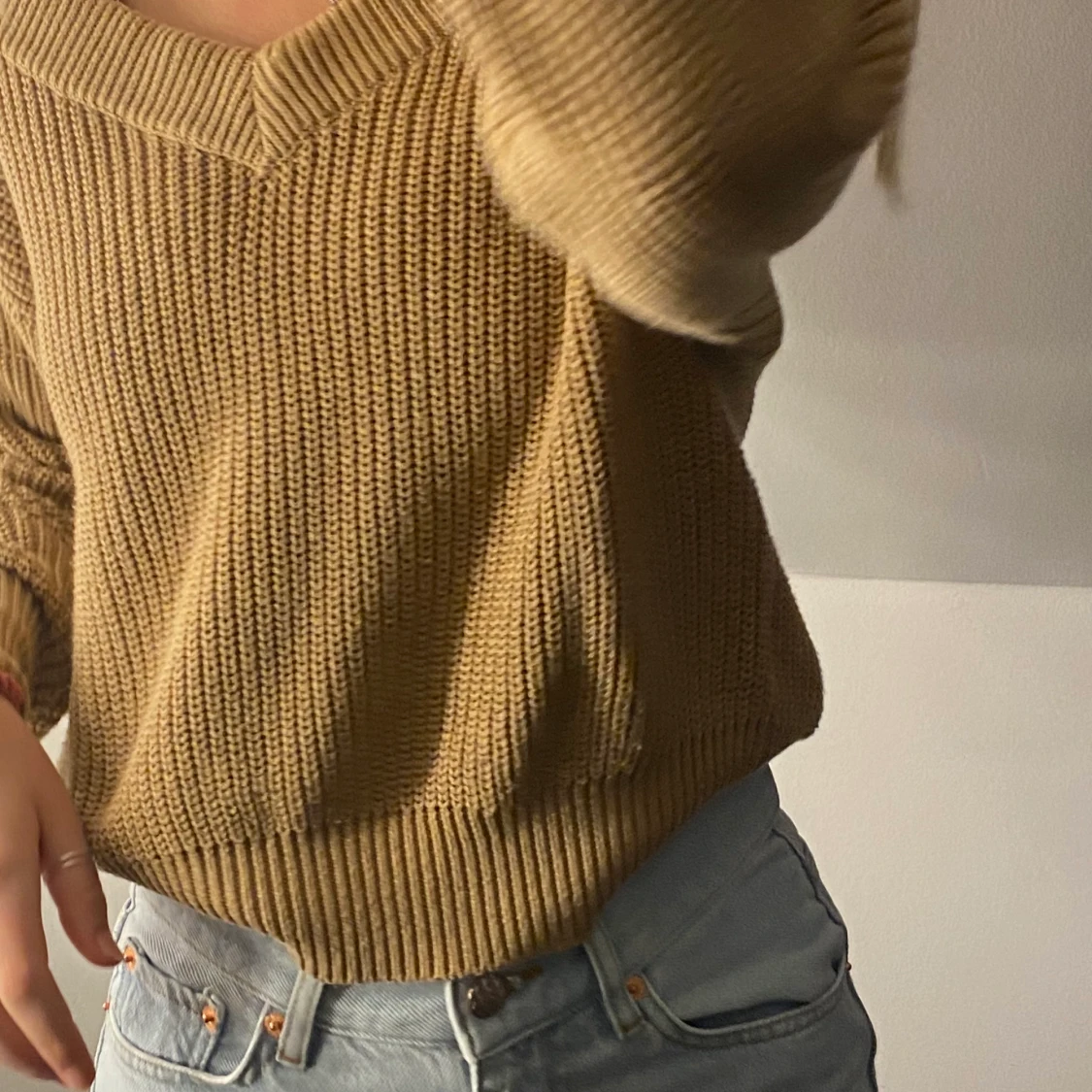 En Brun stickad v-ringad tröja