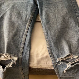 Jeans - Jeans med hål på knäna ifrån zara. Ganska korta på mig som är 165 så dom skulle passa någon som är 162 och neråt.