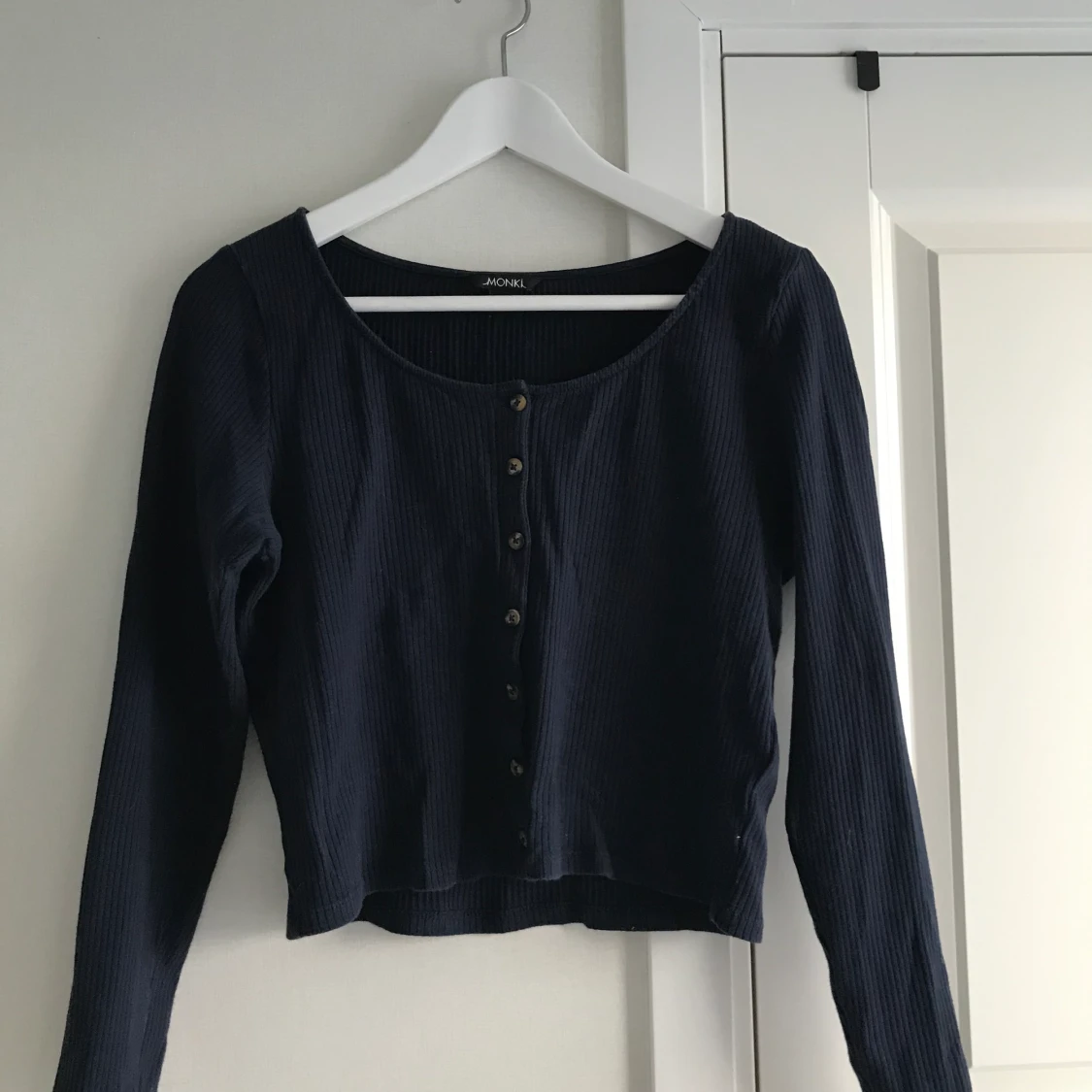 Marinblå långärmad tröja från Monki - 90