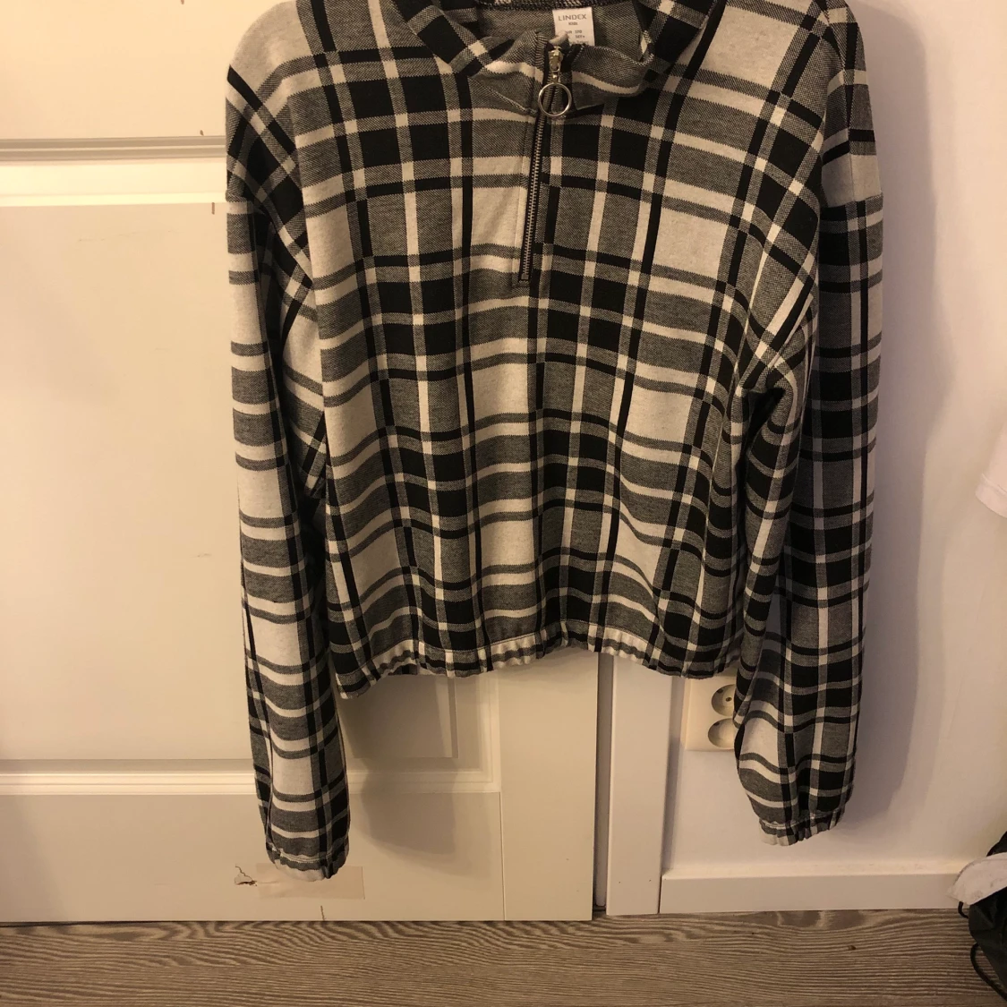 Kjol och och tjocktröja 