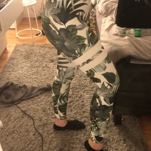 Träningsbyxor  - Supersnygga träningsbyxor från stronger, köpare står för frakt!!!  💕🏋️‍♀️