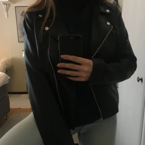 Skinnjacka - Skinnjacka jag köpt på plick men som inte används. I storlek L men skulle säga att den mer är en M, från JC. 150 kr + frakt