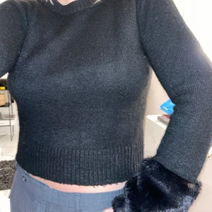 Svart stickad med fuskpälsdetaljer - Så skön tröja från zara! Helt vanlig svart stickad tröja men med fuskpäls detaljer vid ärmarna. Supercool tröja, endast använd fåtal gånger!  