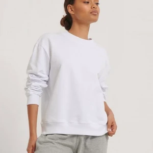 Vit Sweatshirt  - Vit sweatshirt tröja från Nakd storlek S men väldigt oversize & fin. Inte mina bilder men kan skicka om man vill💕