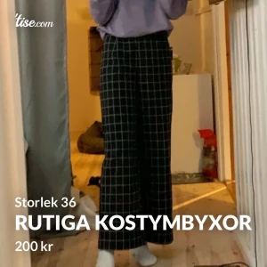Rutiga kostymbyxor  - Säljer mina kostymbyxor i storlek 36. Jag skulle säga att dom är lite mindre i midjan än andra 36 byxor! Jag har sytt upp dom ca 7 cm (se bild 3) och nu är dom bra längd för mig som är 171/172 men dom går att släppa ner igen! Köparen står för frakten!🥰